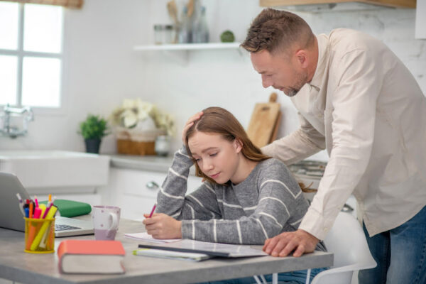 Cum să îți înțelegi adolescentul: ghidul părinților moderni