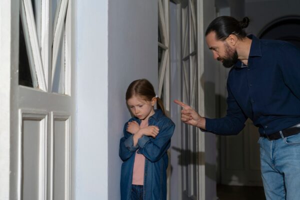 De ce pedepsele NU educă, ci doar rup relația părinte-copil