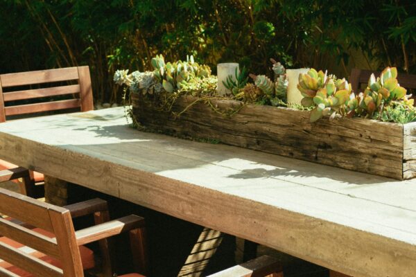 Transformă-ți grădina cu jardiniere handmade: Ghidul complet pentru alegerea și realizarea lor