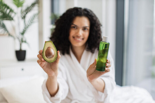 Ulei de avocado pentru păr: Beneficii și rețete de măști naturale