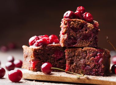 Prăjitură Brownie cu vișine sau cireșe