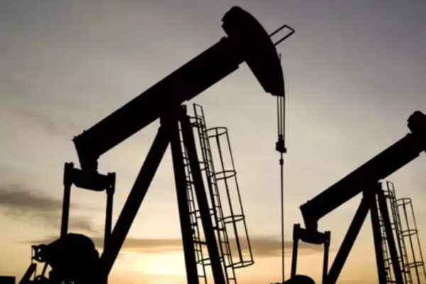 Prețul petrolului stagnează în așteptarea unui acord de pace Rusia-Ucraina