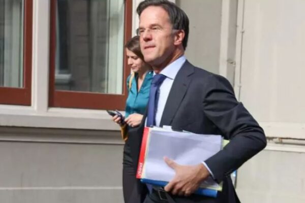 Rutte: submarinul rus  „şchiopăta” spre casă