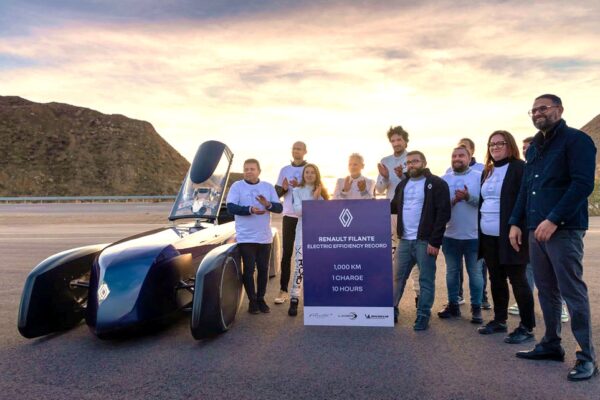 Renault stabilește un record de eficiență: peste 1.000 km parcurși fără reîncărcare, la o viteză medie de peste 100 km/h
