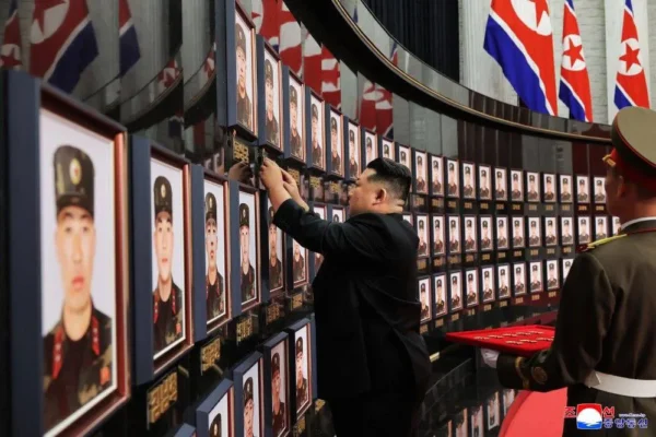 Familiile soldaților nord-coreeni uciși în războiul Rusiei din Ucraina au primit locuințe. Kim Jong un a participat la inaugurare