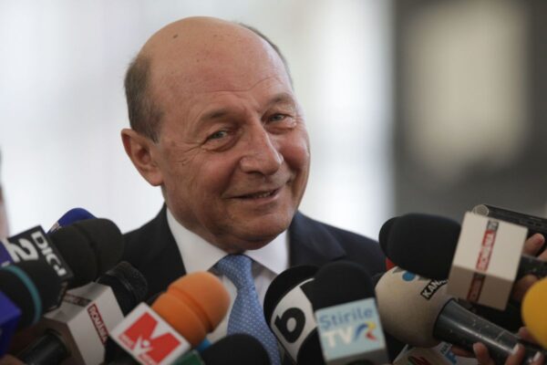 Băsescu îi critică pe liderii politici care au negociat în secret cu AUR: „Se duc cu scufița în mână și spun: nenea Simion, te rugăm”