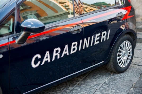 Ce a găsit poliția în sacoșele unei pensionare din Italia după ce a simțit un miros ciudat
