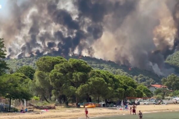 Atenționare de călătorie: Risc ridicat de incendii de vegetație în Grecia. Zonele vizate de codul de alertă