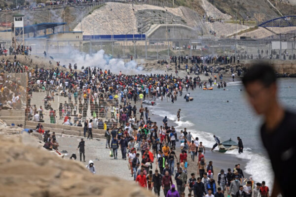 Spania trimite trupe în Ceuta, frontiera e „în colaps total”. Controalele la graniță au cedat, mii de migranţi au intrat în enclavă