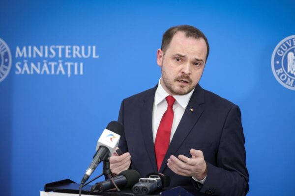 Rogobete, ironii din sala de operații pentru Bolojan: „Ne-ați spus să stingem lumina. Operăm pe întuneric?”