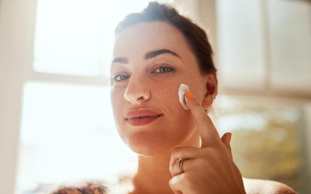 SPF-ul se aplică înainte sau după crema hidratantă? Ordinea corectă a produselor