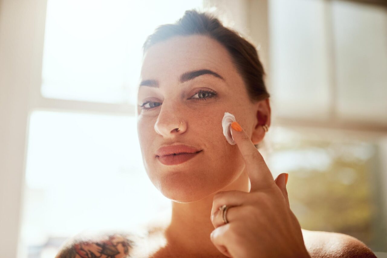 SPF-ul se aplică înainte sau după crema hidratantă? Ordinea corectă a produselor