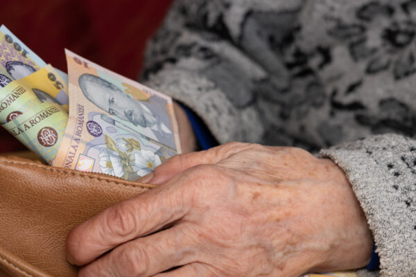 Ajutor pentru pensionari în decembrie 2026: Cine primește a doua tranșă și câți bani se acordă fără cerere