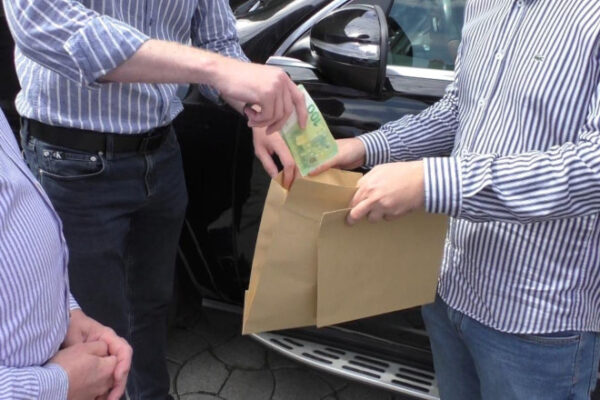 Inspector de la Apele Române, prins în flagrant când lua mită 10.000 de lei