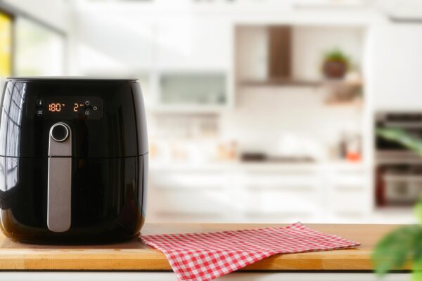 Air fryer cu fereastră: cât de util este să vezi mâncarea în timpul gătirii