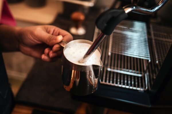 Espressor cu două circuite de încălzire: când contează pentru băuturile cu lapte