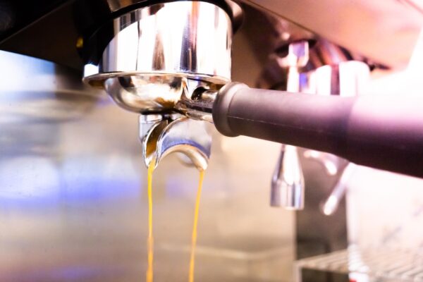 Espressorul varsă cafea pe lângă portafiltru: ce componente merită verificate
