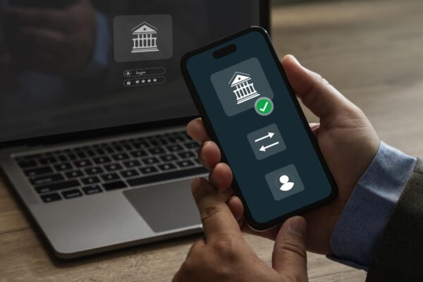 Ordin de plată programat sau debitare directă: cum diferă controlul asupra plăților
