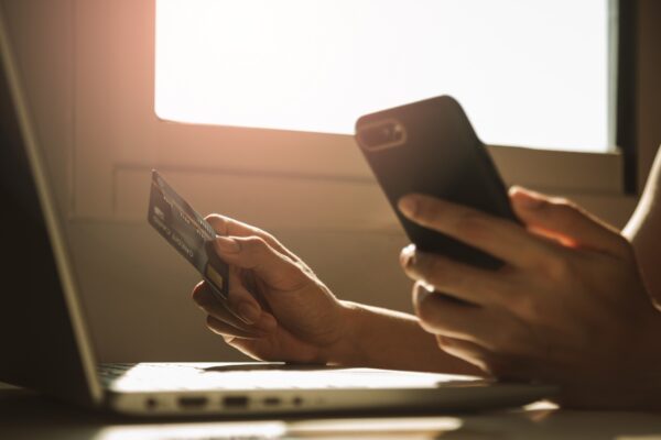 Cont bancar pentru adolescent: ce verifici la limite, comisioane și accesul părintelui