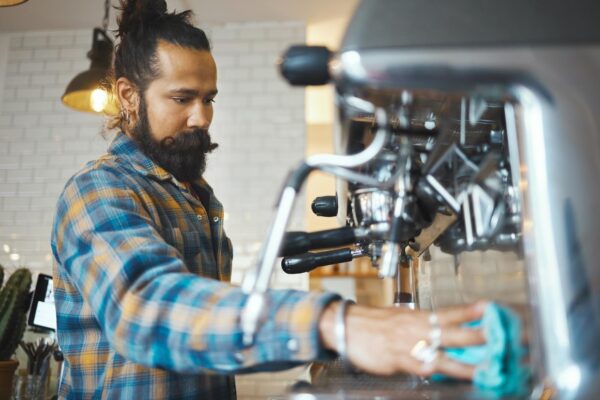 Espressorul consumă multă apă la clătire: ce trebuie să înțelegi despre ciclurile automate
