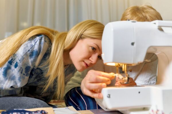 Mașină de cusut pentru începători: ce funcții sunt utile pentru ajustări simple