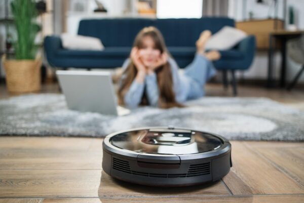 Aspiratorul robot trage cablurile și perdelele: cum organizezi zonele cu probleme